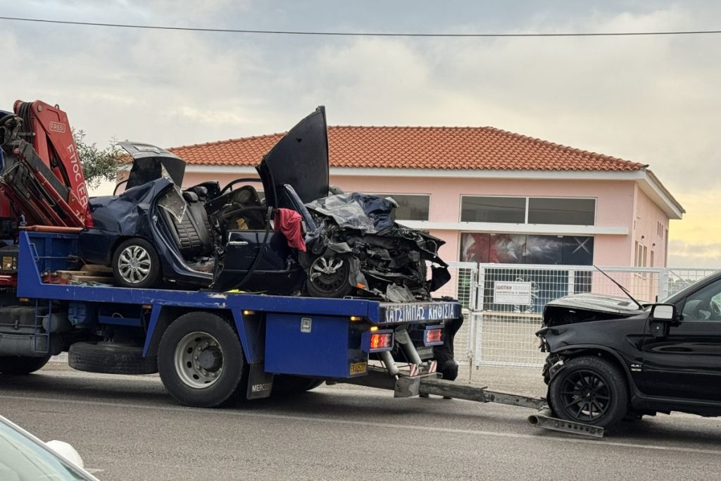 Αφίδνες: Μάζα σιδερικών τα οχήματα μετά την καραμπόλα – Δύο νεκροί