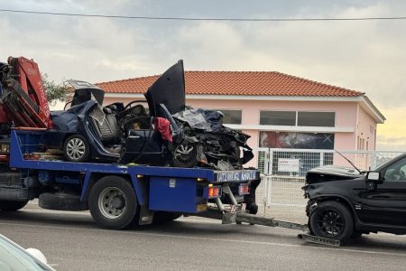 Αφίδνες: Μάζα σιδερικών τα οχήματα μετά την καραμπόλα – Δύο νεκροί