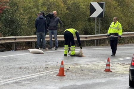 Μαγνησία: Ανατράπηκε τουριστικό λεωφορείο – Δεκατρείς τραυματίες