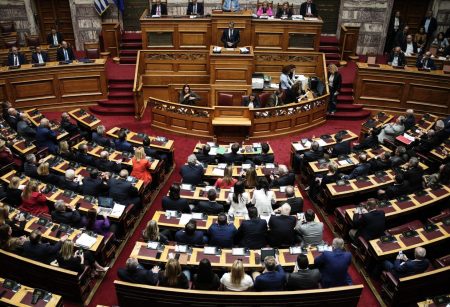 Στα τάρταρα ο βαθμός πολιτικής εμπιστοσύνης