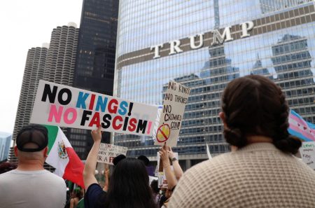 Χιλιάδες διαδηλωτές στη «No Kings Day» κατά του Τραμπ