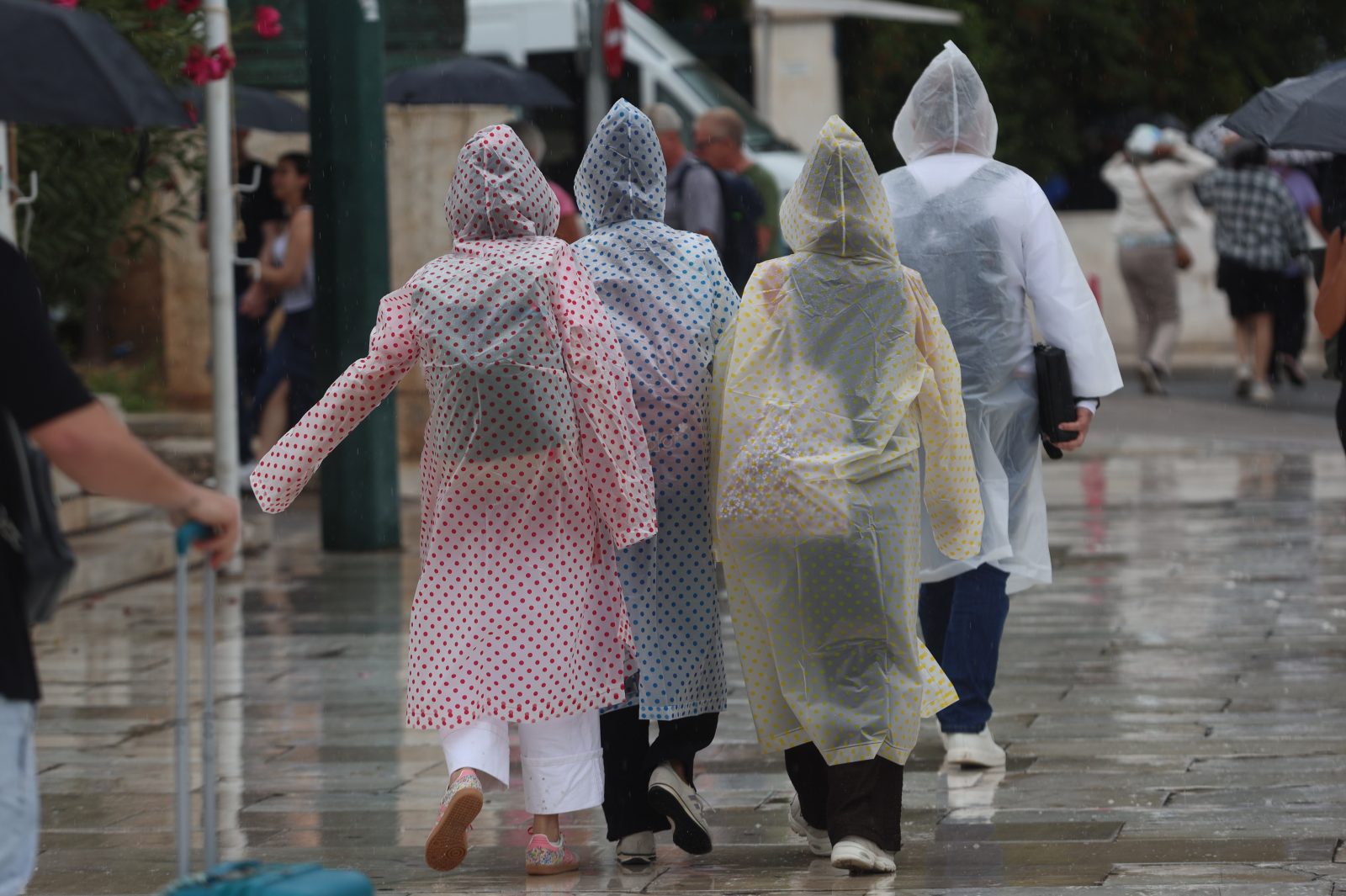 Διπλό κύμα κακοκαιρίας, ισχυρές βροχές, πτώση θερμοκρασίας
