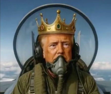 Ο «βασιλιάς» Τραμπ βομβαρδίζει τους διαδηλωτές