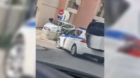 Σε διαθεσιμότητα ο αστυνομικός που μετέφερε ψυγείο με το περιπολικό