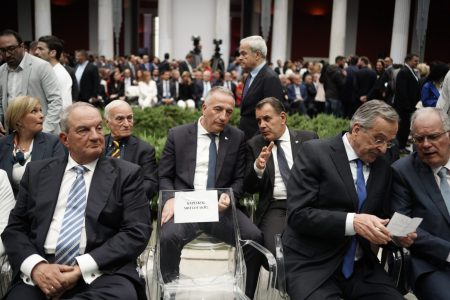 Στα άκρα οι δύο πρώην, στη μέση ο νυν