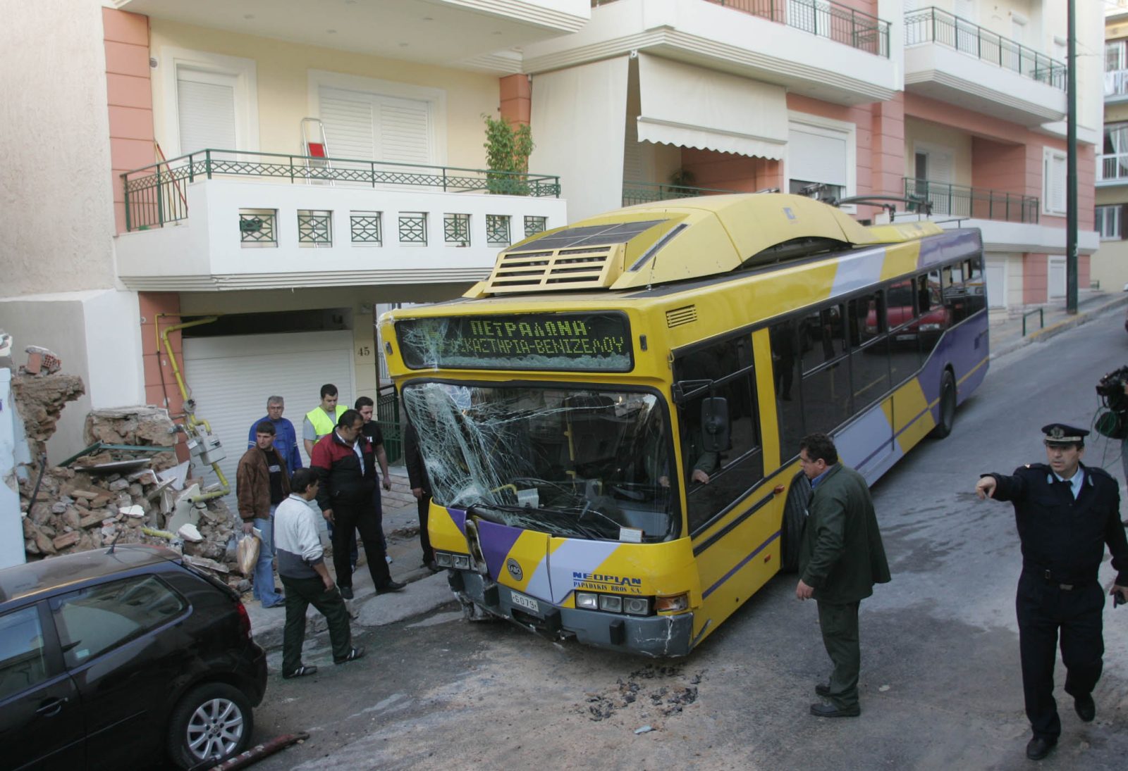 Δραπετσώνα: Πιάστηκαν στα χέρια κι έστειλαν τρόλεϊ σε κολώνα της ΔΕΗ