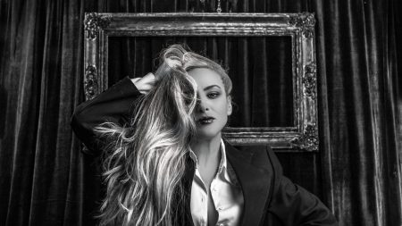 Lia Hide: Η Ελληνίδα που έβαλε πλώρη για τα Grammy