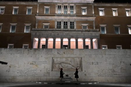 Μνημείο Αγνώστου Στρατιώτη: Πρώτη καταδίκη με βάση τον νέο νόμο στα μέλη του Ρουβίκωνα