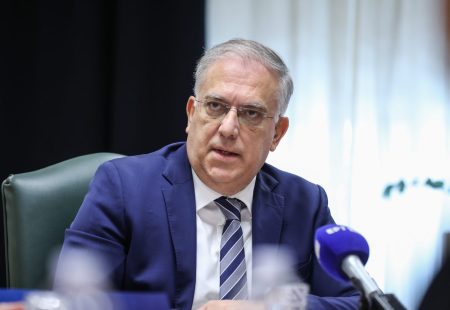 Θεοδωρικάκος: «Παγώνουν» οι τιμές βασικών προϊόντων για δύο μήνες – Η δήλωσή του