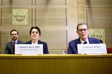 Η πρόεδρος του Λούβρου ζητεί την εγκατάσταση αστυνομικού τμήματος στο μουσείο