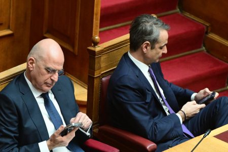 «Ψυχρολουσία» στο Μαξίμου από την ανοιχτή διαφοροποίηση του Νίκου Δένδια