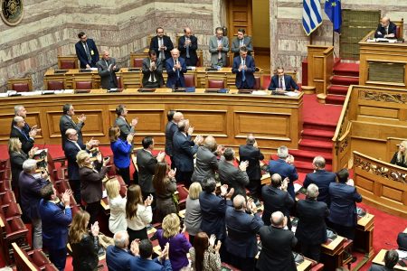 Μετωπική στη Βουλή για τον Αγνωστο Στρατιώτη – Το ηχηρό μήνυμα Δένδια, οι αιχμές και τα ρήγματα