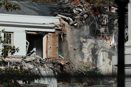 Ο «βασιλιάς» Τραμπ γκρεμίζει και ξαναχτίζει τον Λευκό Οίκο – Τι θέλει να πετύχει