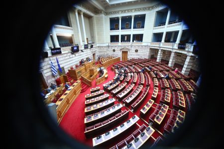 Νέο φορολογικό νομοσχέδιο: Ελαφρύνσεις, κίνητρα και αλλαγές στις φορολογικές κλίμακες