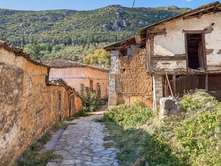 Οι πέτρες μιλούν στην ξεχασμένη Χάρμαινα