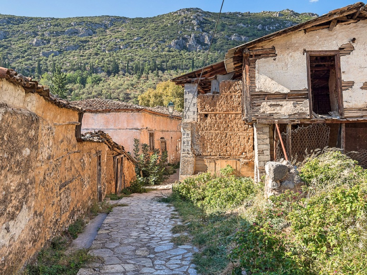 Οι πέτρες μιλούν στην ξεχασμένη Χάρμαινα