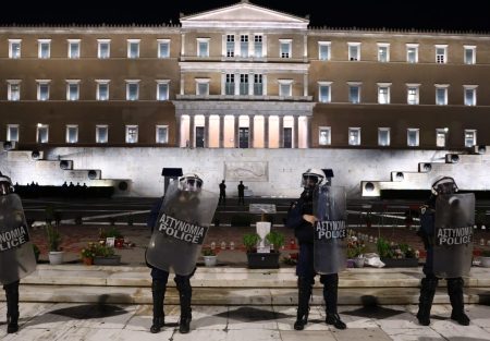 ΜΑΤ μπροστά στο μνημείο για τα Τέμπη – Εκατοντάδες οι φοιτητές για την πορεία στο Σύνταγμα