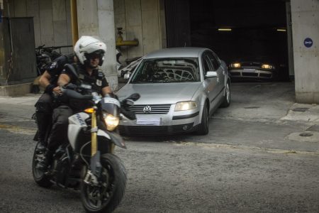ΟΠΕΚΕΠΕ: Κομβόι για τη μεταγωγή των 34 συλληφθέντων [Βίντεο]