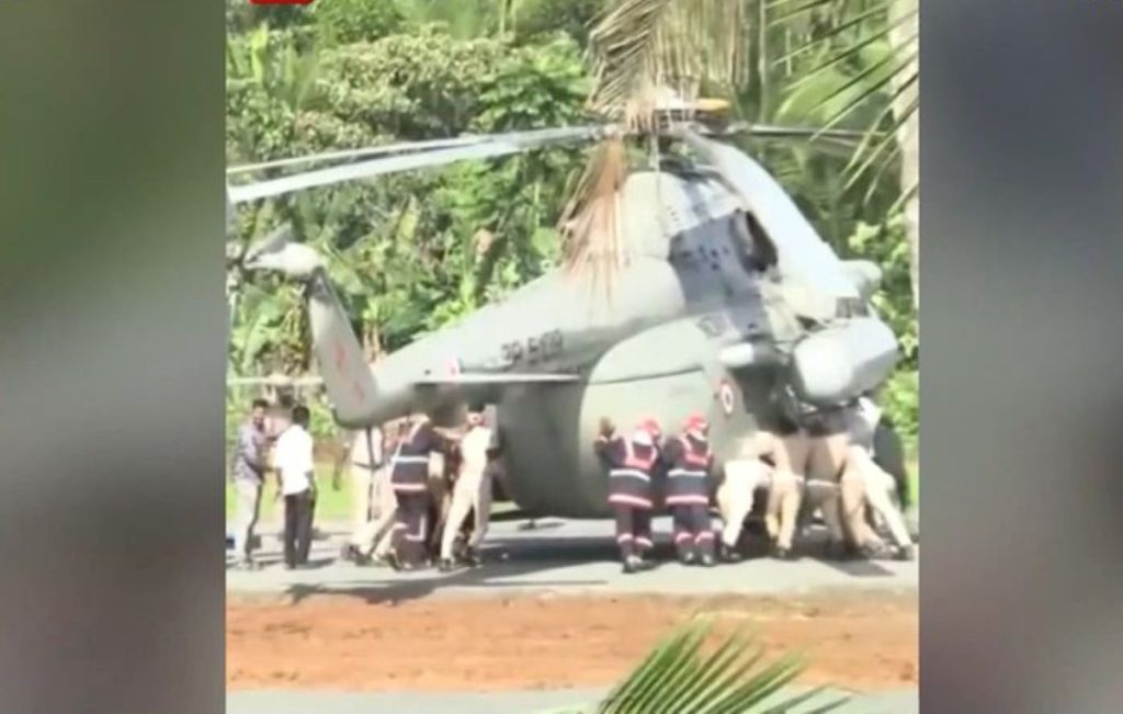 Ινδία: «Βούλιαξε» στο τσιμέντο το ελικόπτερο της προέδρου Μούρμου κατά την προσγείωση