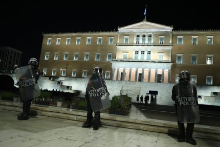 Άγνωστος Στρατιώτης: Με κόντρα Δένδια-Δούκα για την καθαριότητα και ΜΑΤ η πρεμιέρα της τροπολογίας