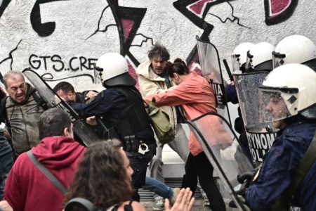 Επικοινωνία Ζαχαράκη-Χρυσοχοΐδη για τα επεισόδια στο Μεταξουργείο