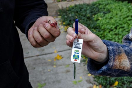 Οι σφυρίχτρες της αντίστασης: Πώς οι κάτοικοι του Σικάγο αντιδρούν στην εκστρατεία των μαζικών απελάσεων