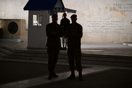 Το παρασκήνιο της κόντρας Δούκα, Δένδια για τον Αγνωστο Στρατιώτη – Αιχμές και ψυχρές ευγένειες