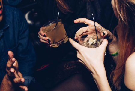 Ένας στους τρεις 16χρονους πίνει πάνω από 5 ποτά το βράδυ