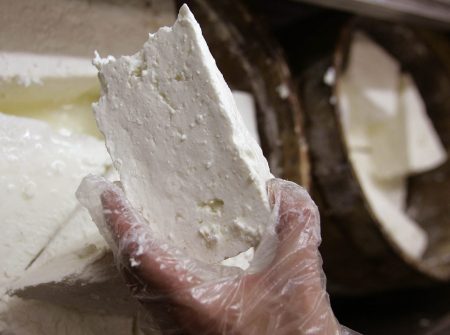 Προς τιμές ρεκόρ η φέτα λόγω της ευλογιάς – Σε απόγνωση οι κτηνοτρόφοι