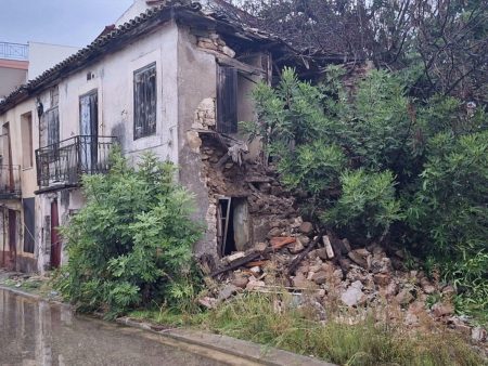 Μεσολόγγι: Έπεσε κτήριο μετά τις καταιγίδες – Ξυλοκοπήθηκε δημοτικός υπάλληλος