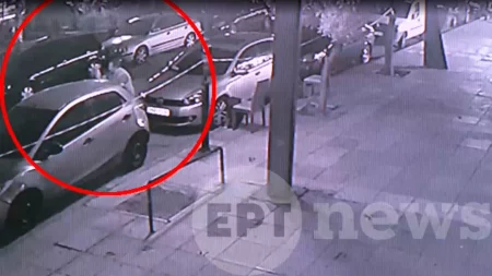 Καλλιθέα: Η στιγμή που ο 50χρονος μαχαιρώνει αστυνομικό – Προκαλούσε φθορές σε ΙΧ