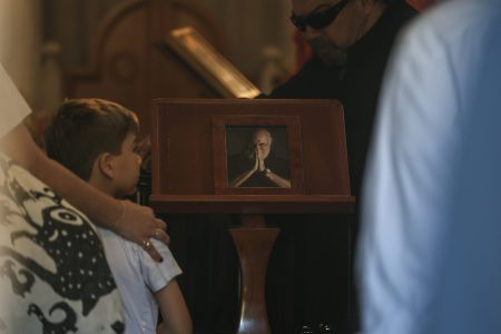 Η Ελλάδα αποχαιρέτησε τον Διονύση της – Με τα τραγούδια του το τελευταίο αντίο στην κηδεία του