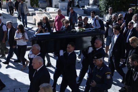 Λεπτό προς λεπτό όσα έγιναν στο τελευταίο αντίο για τον μεγάλο Διονύση Σαββόπουλο