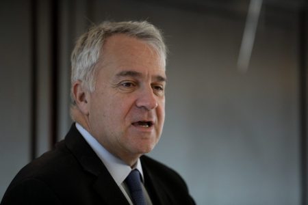 Επίθεση στον Μάκη Βορίδη με αυγά, ξύλα, πέτρες – Τι απαντά ο ίδιος, η δήλωση Μαρινάκη