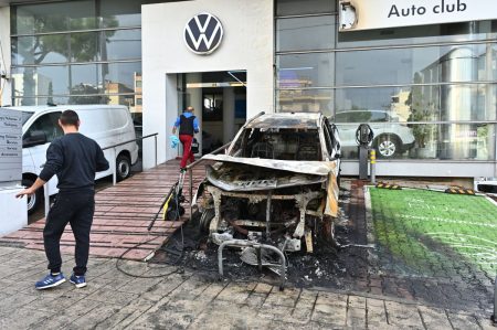 Επίθεση με γκαζάκια σε έκθεση αυτοκινήτων (εικόνες)