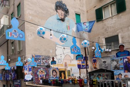 Δύο όψεις της ιταλικής Ιστορίας: Η μάχη στη Νάπολι για τον Μαραντόνα και το αβαείο της Τζένοα