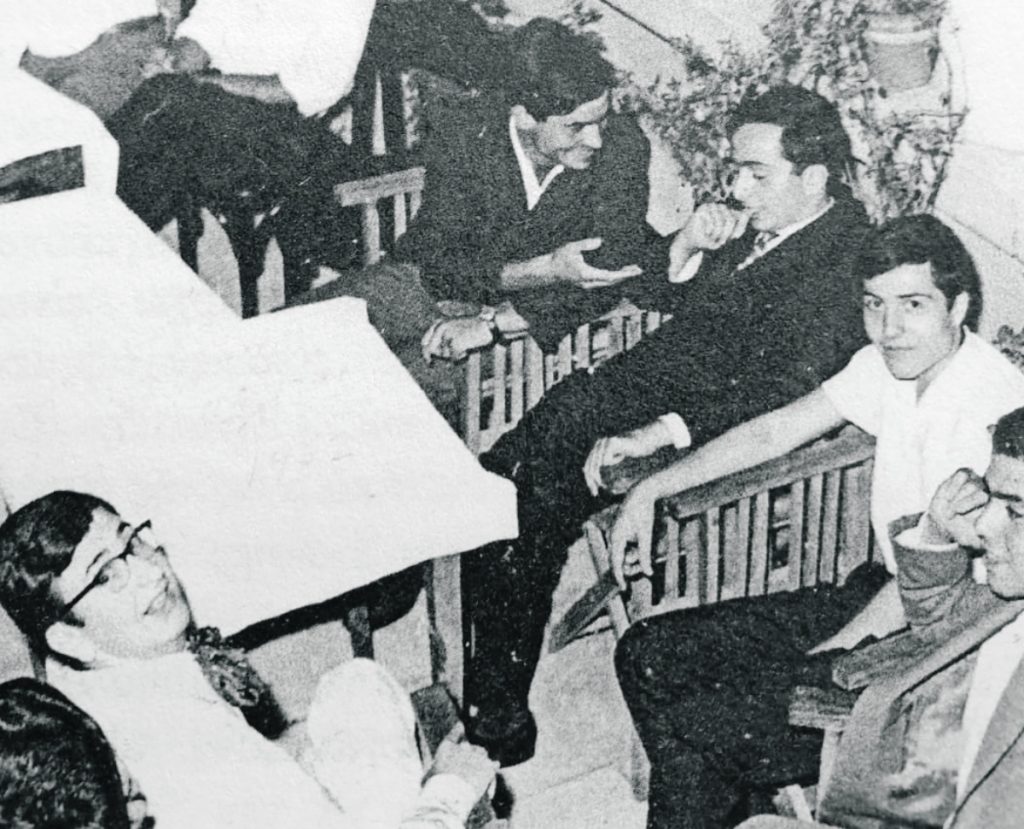 Το φουλάρι και η γραβάτα