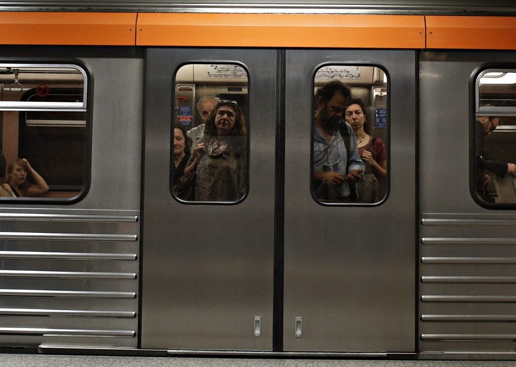 Τι συμβαίνει με τα ΜΜΜ της Αθήνας – Γιατί το μετρό έγινε λεωφορείο σε ώρα αιχμής