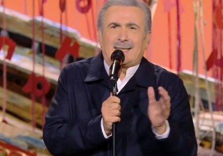 Ο Λάκης Λαζόπουλος αποθέωσε τη δύναμη των γυναικών στην πρεμιέρα του «Αλ Τσαντίρι Νιούζ»