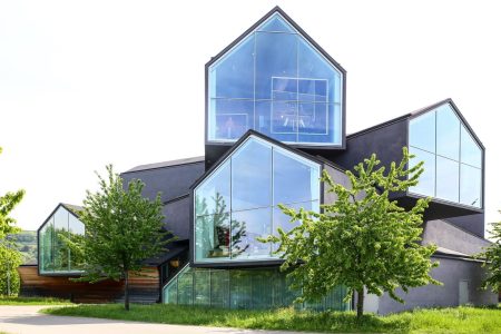 Κάτι παραπάνω από εκθεσιακοί χώροι