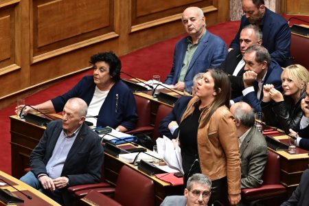 Σύγκρουση Ζωής – Κανέλλη στη Βουλή: «Αντικομμουνιστική εμπάθεια» – «Όψιμη» η καριέρα της κομμουνίστριας