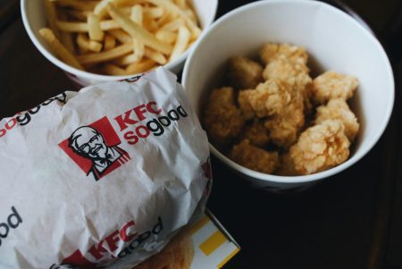 KFC: Από τον «κουβά» στο κοτόπουλο χωρίς κόκκαλα – Η μάχη της επιβίωσης