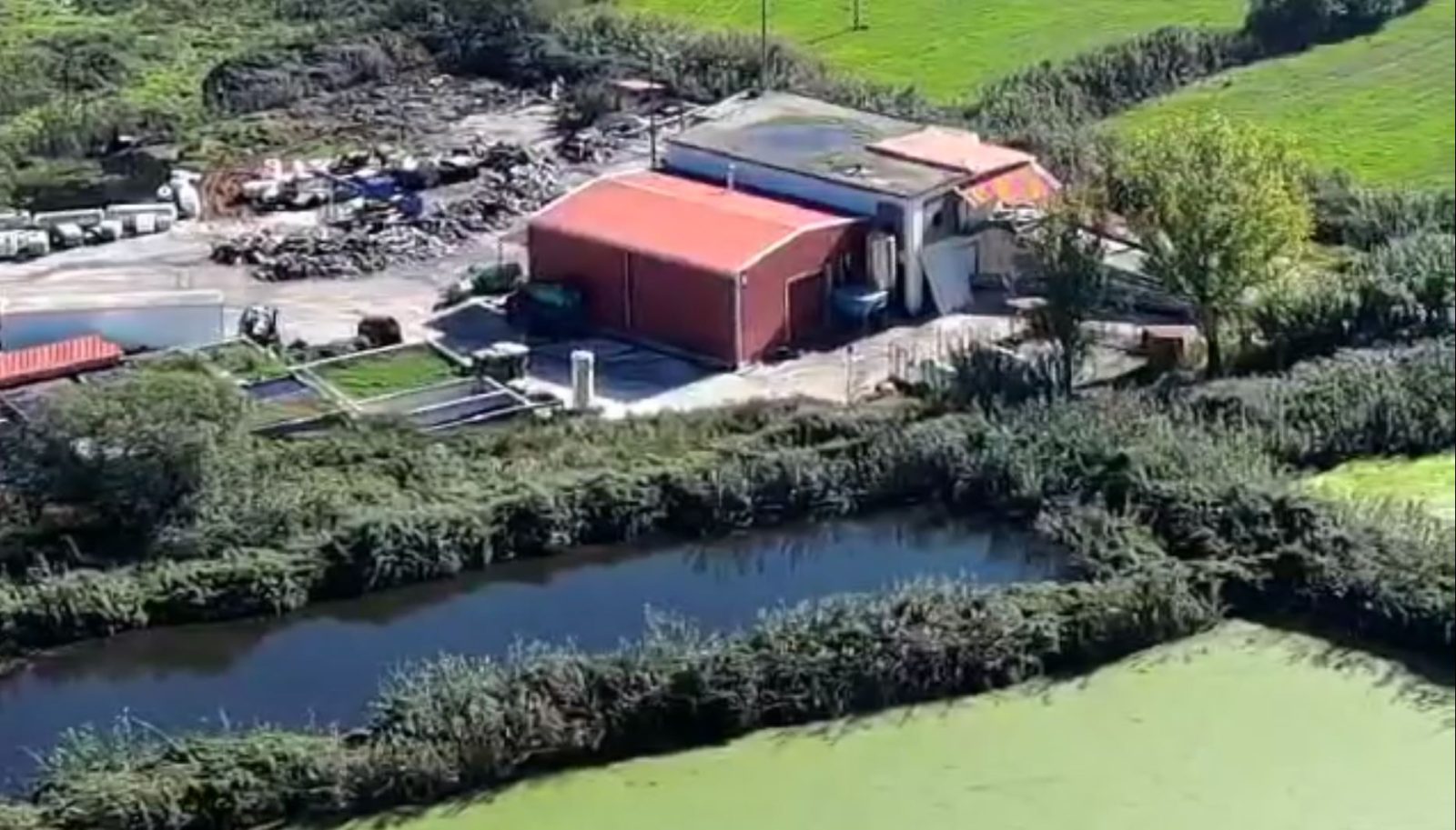 Πρέβεζα: Δίπλα στο Λούρο 200 τόνοι ζωϊκών αποβλήτων – 3 συλλήψεις