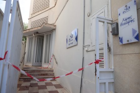 Επίθεση στο γραφείο του Χάρη Θεοχάρη: «Έβαλαν φωτιά στην είσοδο ενώ ήταν μέσα εργαζόμενοι»