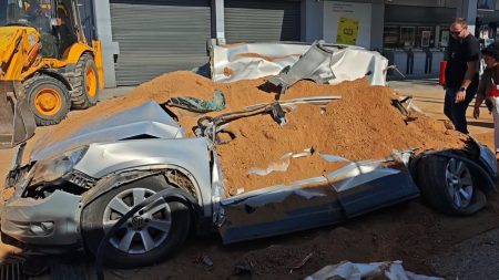 Φορτηγό «έλιωσε» ΙΧ στη Βάρη – Ένας τραυματίας