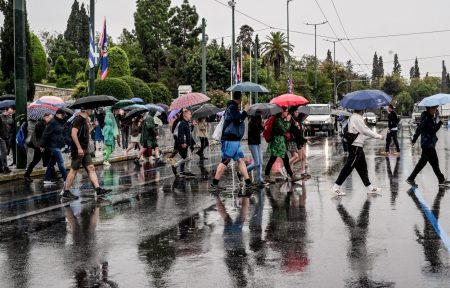 Καιρός: Βροχές, καταιγίδες και πτώση θερμοκρασίας έως 8 βαθμούς