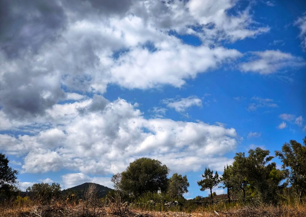 Καιρός: Ήλιος με δόντια – Πού θα βρέξει αύριο, τι να περιμένουμε το Σαββατοκύριακο