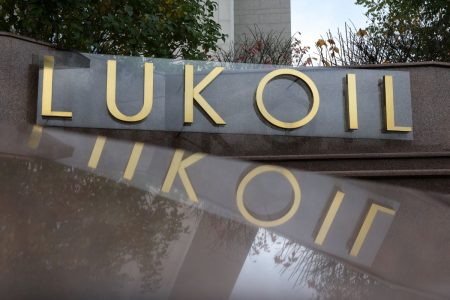 Η Lukoil πουλά τα assets της σε ανθρωπο του Πούτιν; – Η συμφωνία-μαμούθ με τη Gunvor
