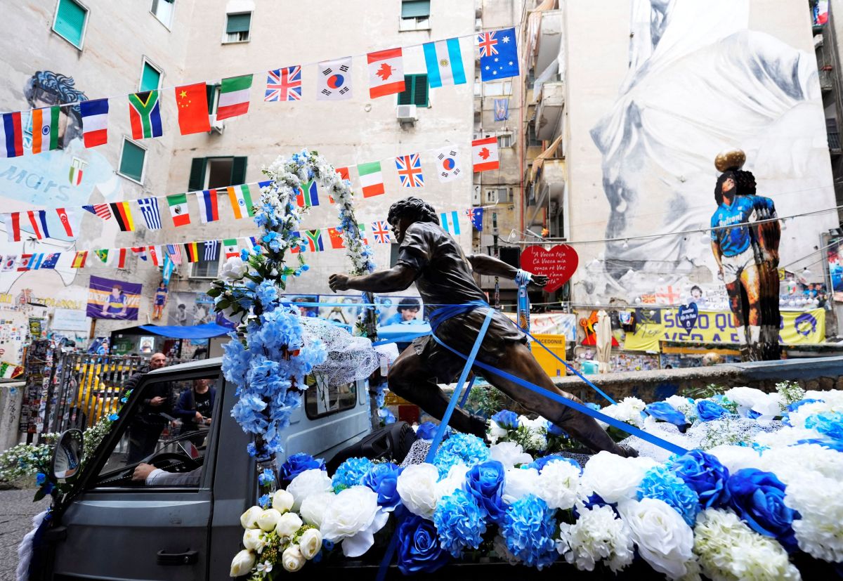 Το άγαλμα του Μαραντόνα «ζωντανεύει» στους δρόμους της Νάπολης Το άγαλμα του Μαραντόνα «ζωντανεύει» στους δρόμους της Νάπολης