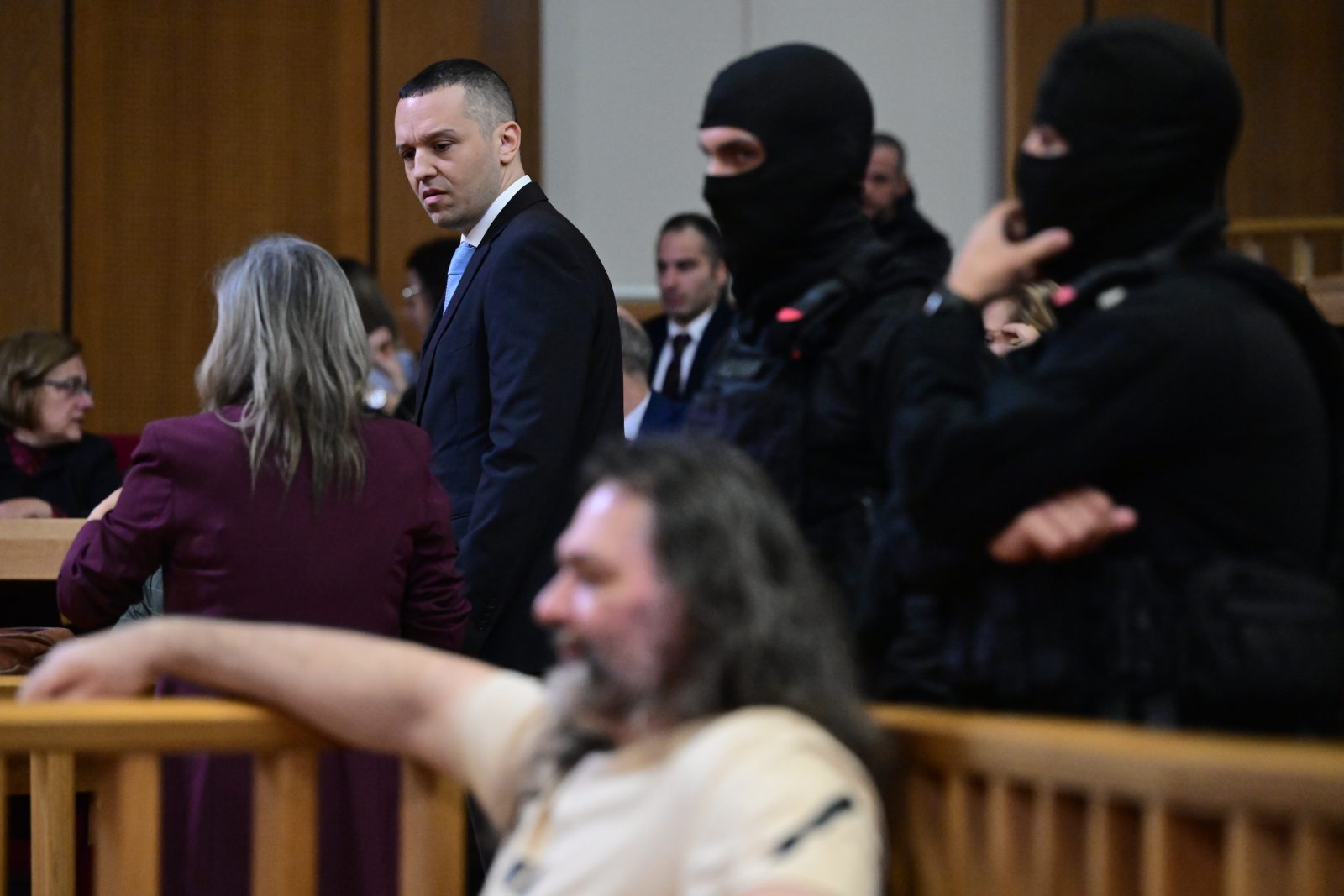 Δίκη Χρυσής Αυγής: Απολογούνται οι πρωτοκλασάτοι – «Ισόβια στους δολοφόνους» ζητούν διαδηλωτές